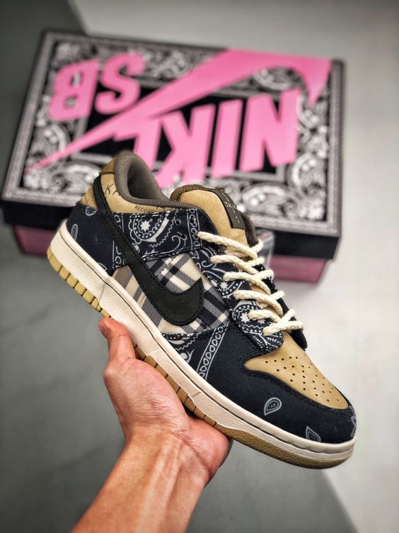 Tênis Travis Scott x Nike SB Dunk 'Cactus Jack'