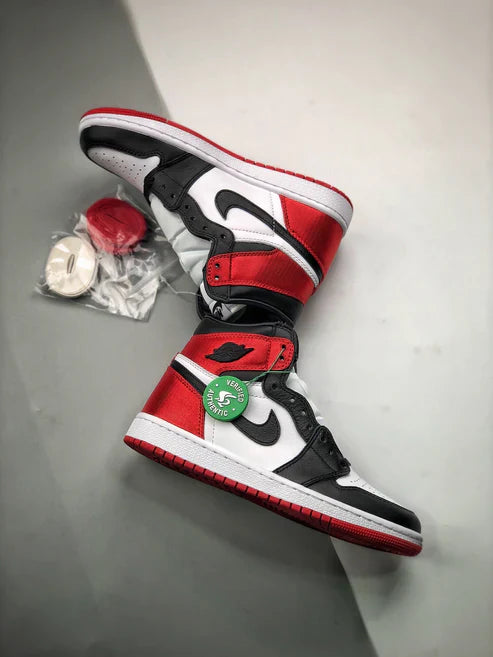 Tênis Nike Air Jordan 1 Retro High "Satin Black Toe"