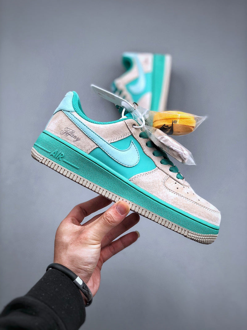 Tênis Tiffany & Co x Nike Air Force 1 Low 'Friends & Family'