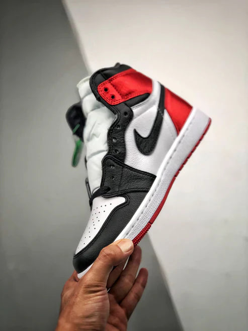 Tênis Nike Air Jordan 1 Retro High "Satin Black Toe"