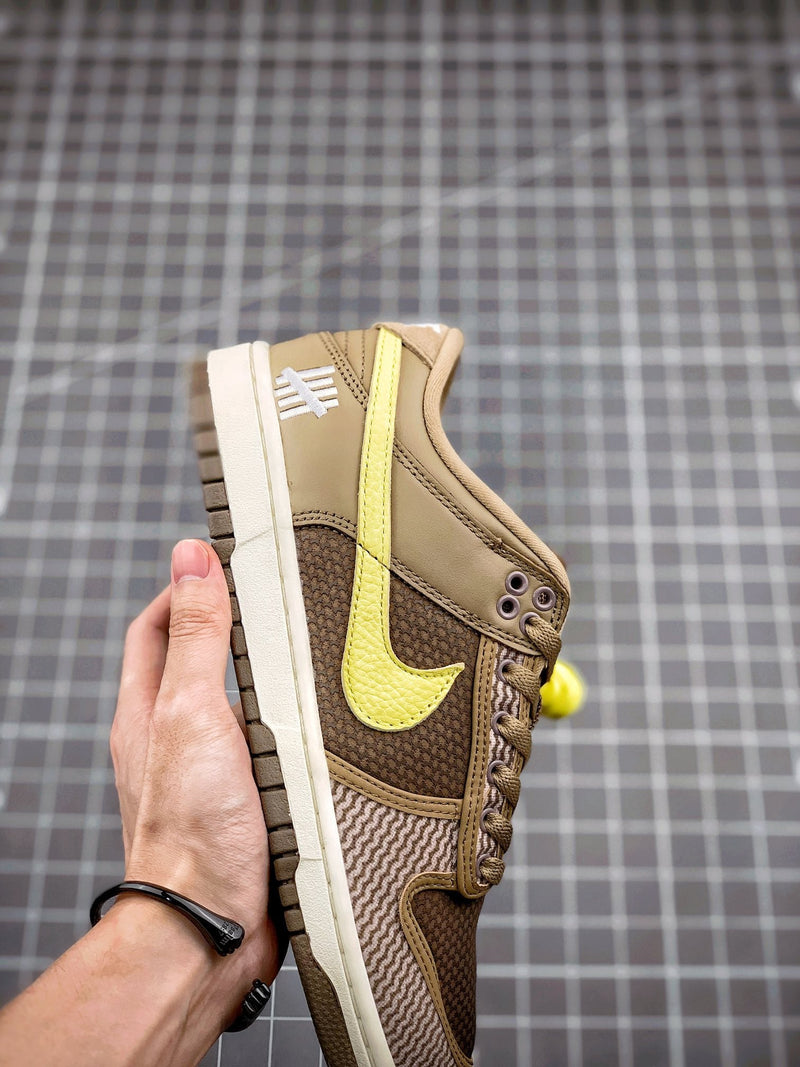 Tênis Nike SB Dunk Low x Undefeated "Inside Out"